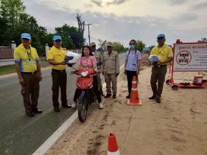 มอบหมวกนิรภัยจิตอาสาแก่ประชาชนผู้สัญจรไปมา